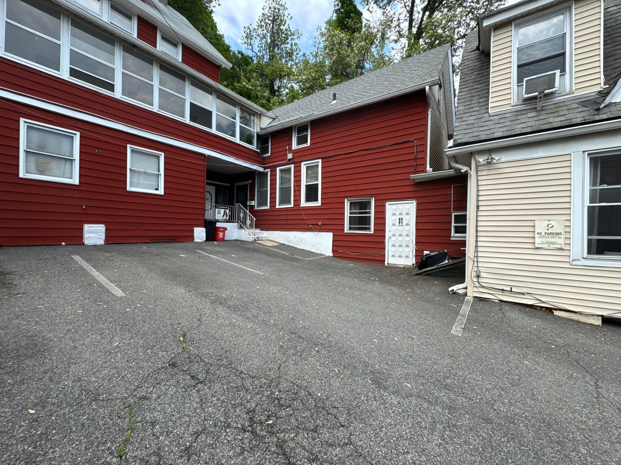 One car parking - 414 Undercliff Ave