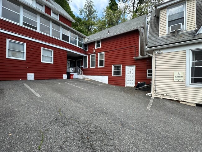 One car parking - 414 Undercliff Ave