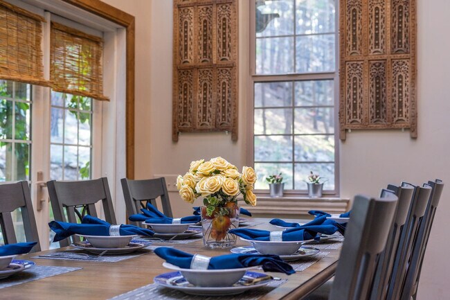 Building Photo - 4955 Hidden Hollow Rd