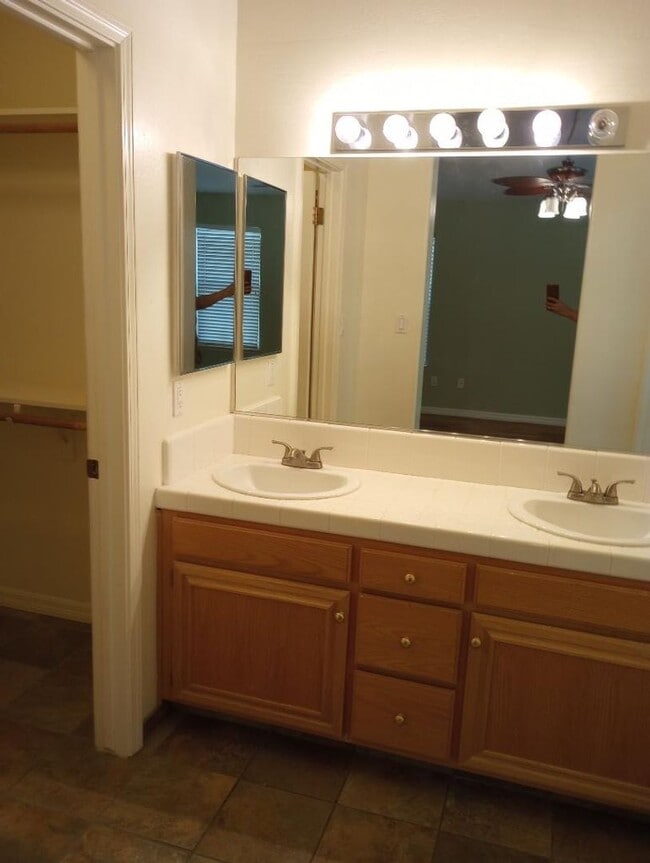 Building Photo - House - Now accepting applications!