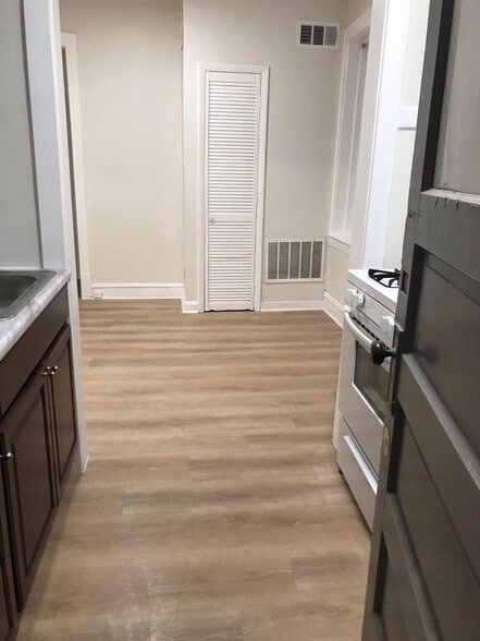 Building Photo - 3412 W Foster Ave