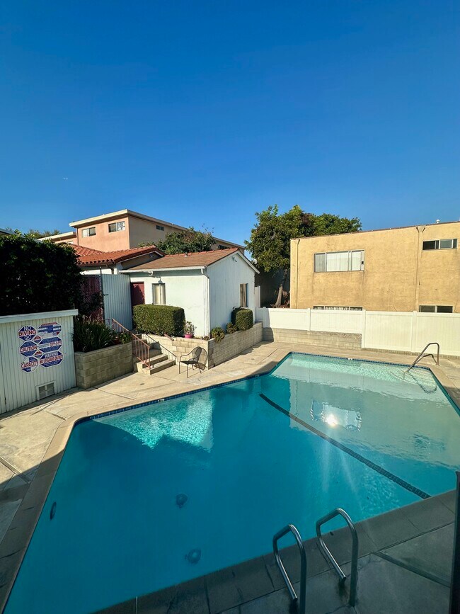 Building Photo - 537 Evergreen St