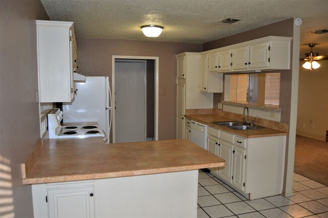 Building Photo - 3 Bedroom Townhome for Lease