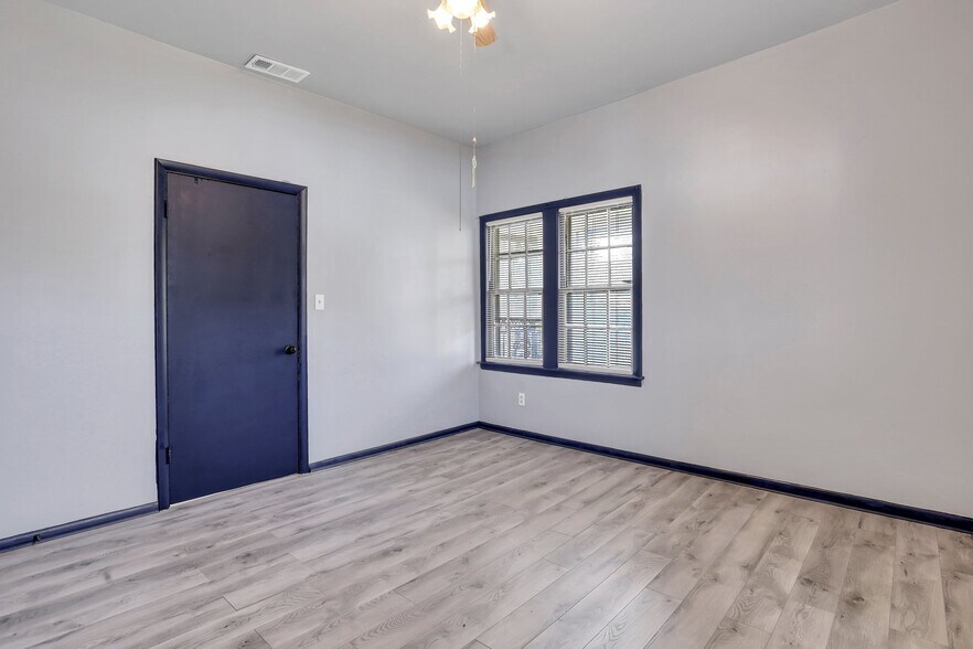 Building Photo - 1008 W 52nd St
