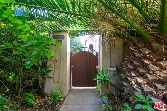 Building Photo - 805 N Poinsettia Pl