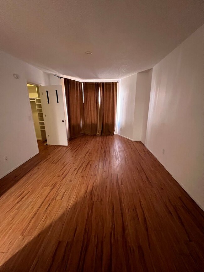Building Photo - 3 Bedroom 2 bath Condo in Midvale!