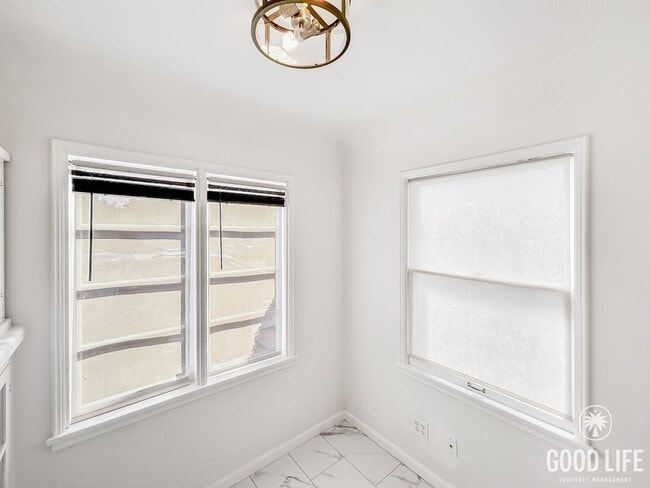 Building Photo - Beautiful 2B 1BA Home in University Height...