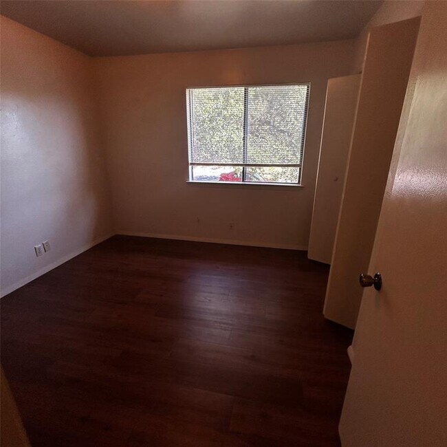 Building Photo - 3901 Knollwood Dr