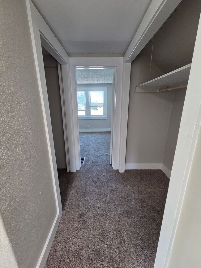 Building Photo - Three Bedroom Single Family Home AVAILABLE NOW