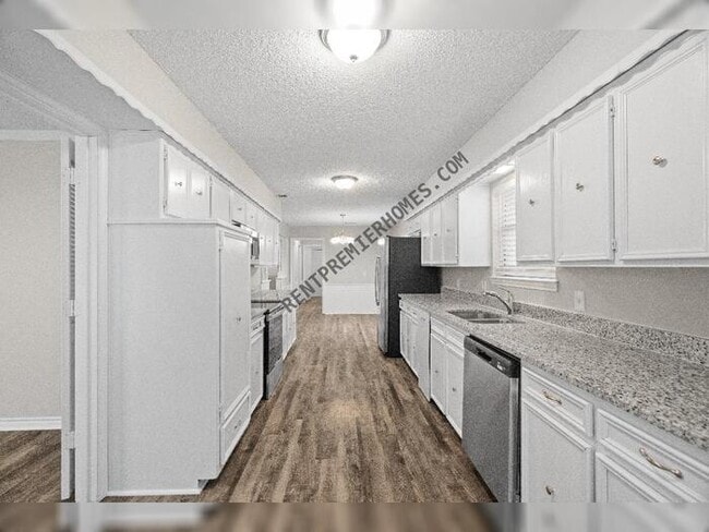 Building Photo - 1410 Pine Hill Dr