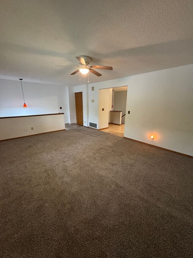 Building Photo - 2 Bed 1.5 Bath, Yard and shed, 2 Off stree...