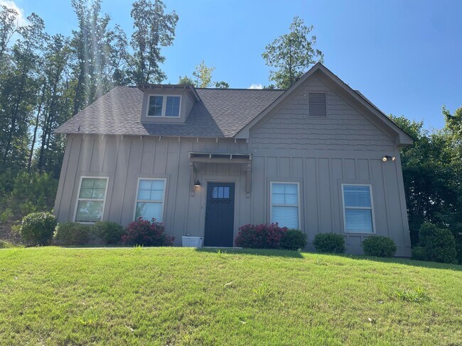 Building Photo - Spacious 3 Bedroom Home with Primary Suite on Main Level