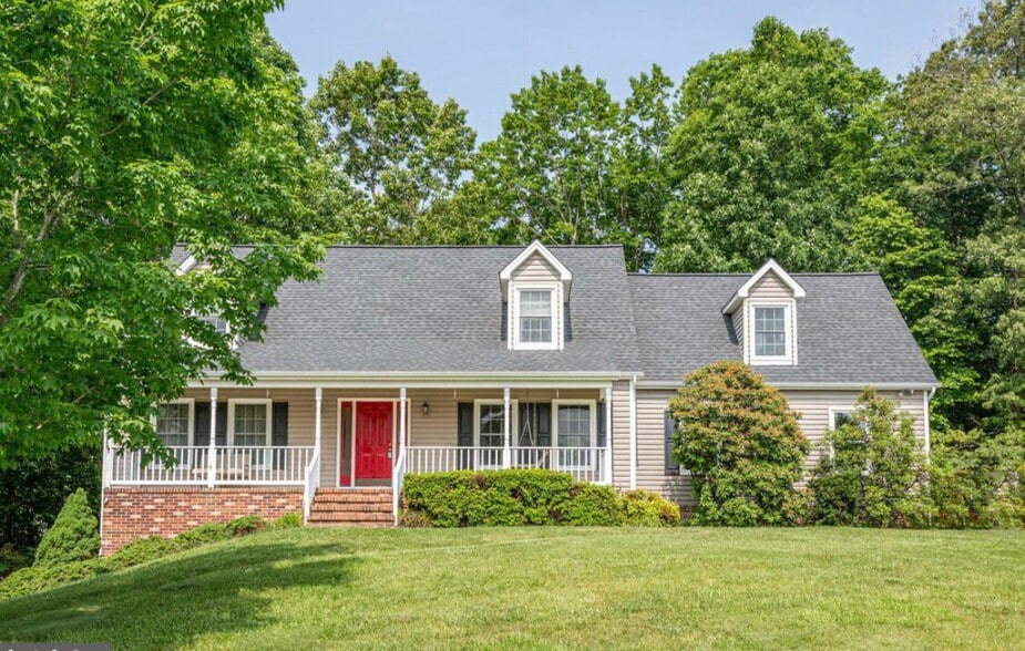 Building Photo - 706 Stonewall Ln