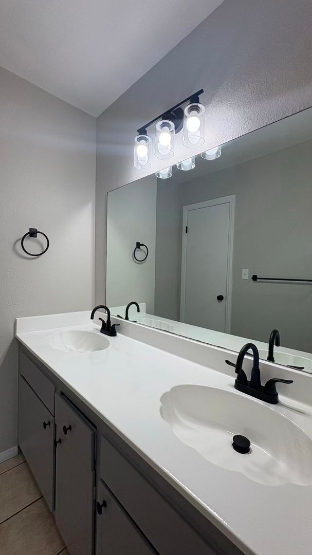 Building Photo - A Must See!!