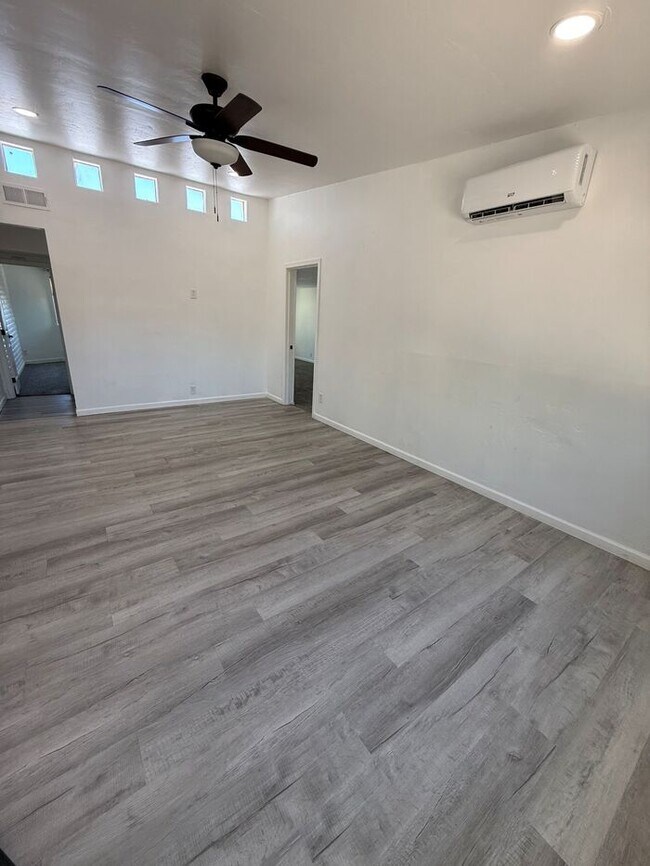 Building Photo - House For Rent