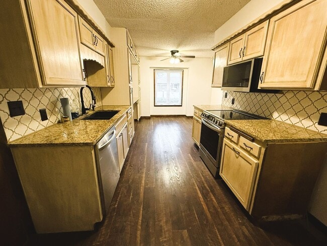 Building Photo - 4 bedroom home with 2 Garages, Finished Basement & Fenced Yard