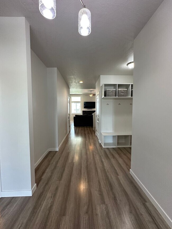 Building Photo - 3 bedroom, 2.5 bath with bonus room in Wes...