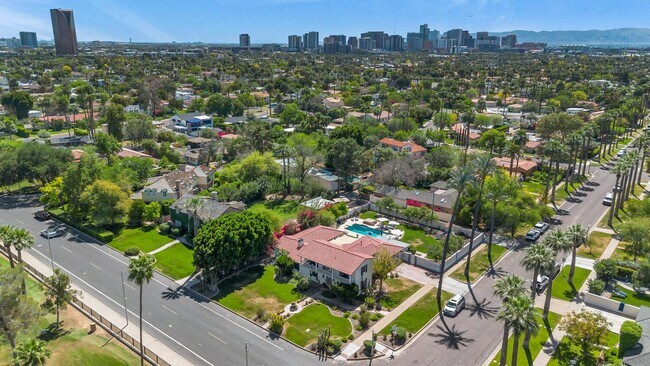 Building Photo - 1021 W Encanto Blvd