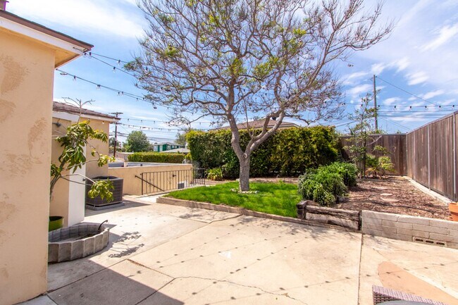 Building Photo - Well Maintained & Bright Detached 2 bed / 1 bath Home In Quiet Neighborhood of North Park - Peak ...