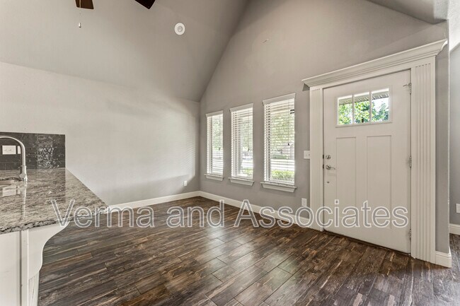 Building Photo - 3205 SW Riverstone Ave