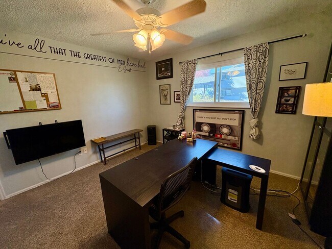 Building Photo - Stunning Morrison 3 bed/2 bath Corner Lot