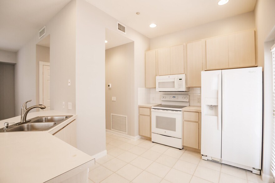 Building Photo - 3150 Village Walk Cir