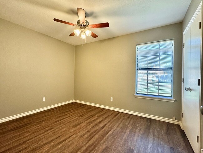 Building Photo - House For Rent!