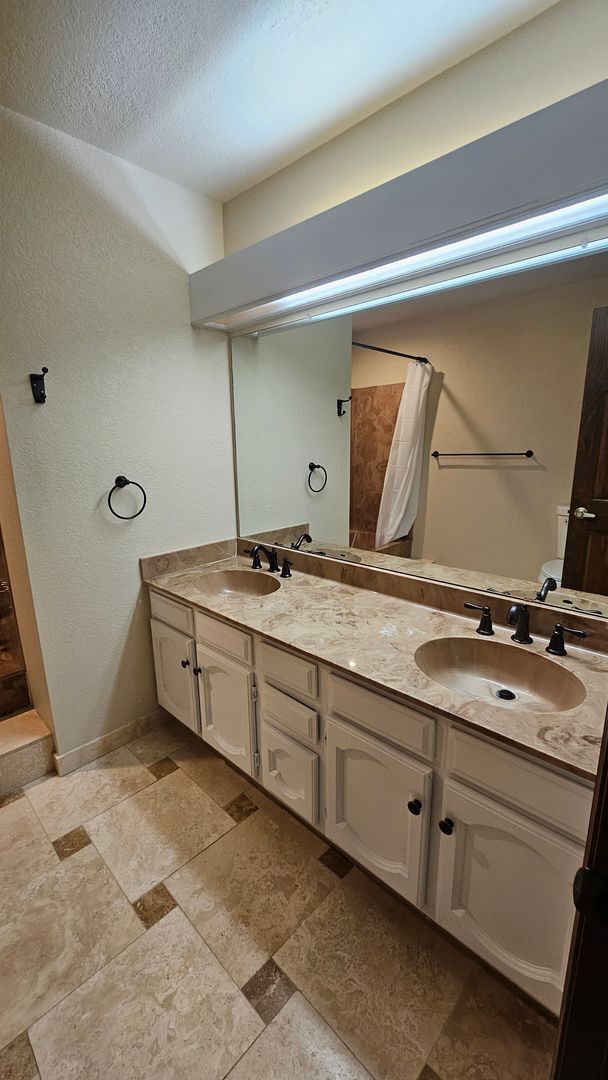 Building Photo - Spacious Townhome with Finished Basement i...