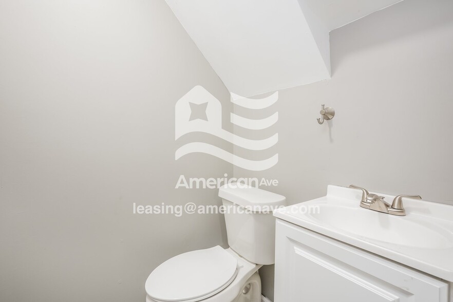 Building Photo - 924 E Dayton St