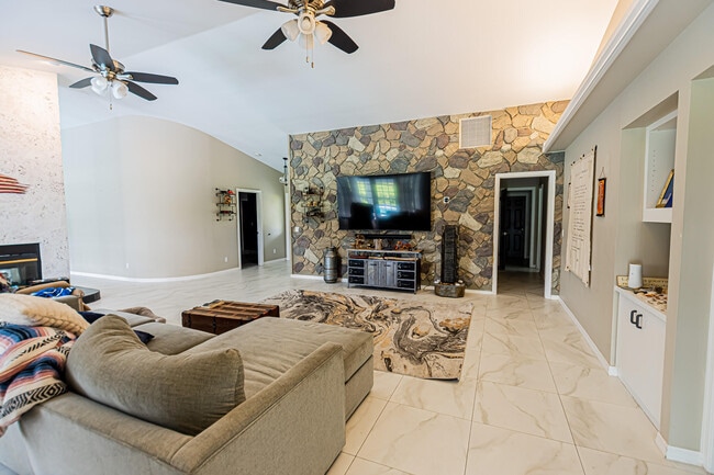 Building Photo - 1282 SW Bent Pine Cove