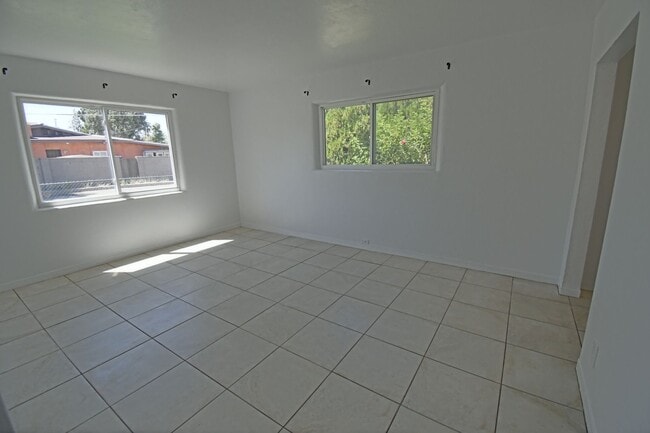 Building Photo - Charming 2bd/1ba Available for Move In