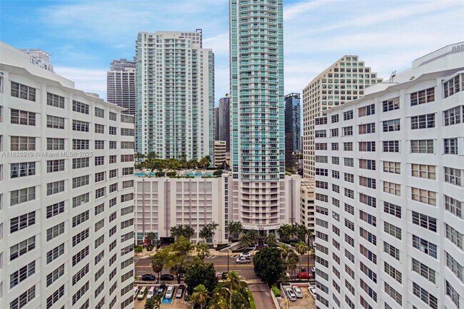 Building Photo - 905 Brickell Bay Dr