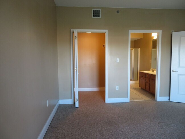 Building Photo - River Towne Condominium Unit 503 - Large condo for rent  3 bedrooms/2 baths.  $2400/month