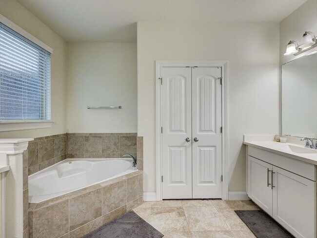 Building Photo - 4312 Privacy Hedge St