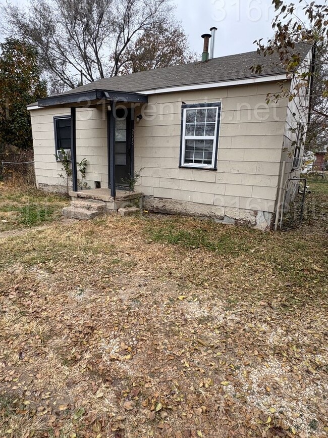 Building Photo - $685 - 2 bedroom / 1 bathroom - Single Family Home