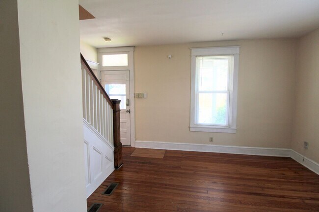 Building Photo - 281 Green St