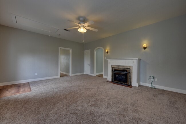 Building Photo - 909 W Main St