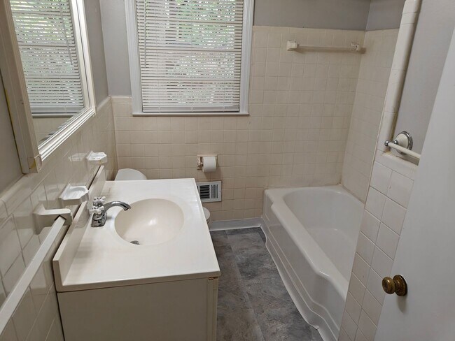 Building Photo - 2644 Pineland Ave