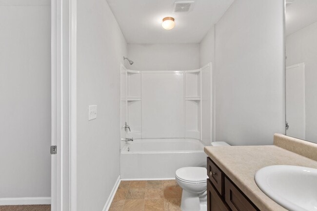 Building Photo - 3 Bedroom Townhome in Jonesboro!