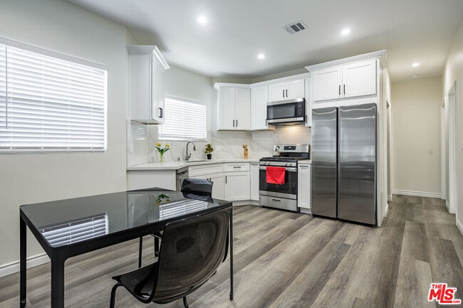 Building Photo - 1475 W 22nd St