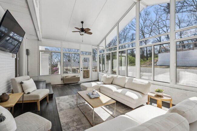 Building Photo - 4604 Mountainview Dr