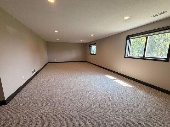 Building Photo - Spacious 4 Bedroom, 2.5 Bath in Caledonia!