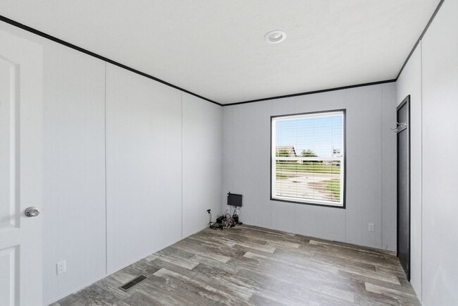 Building Photo - 303 Mesa Rdg