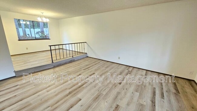 Building Photo - 5401 Pineridge Dr NE