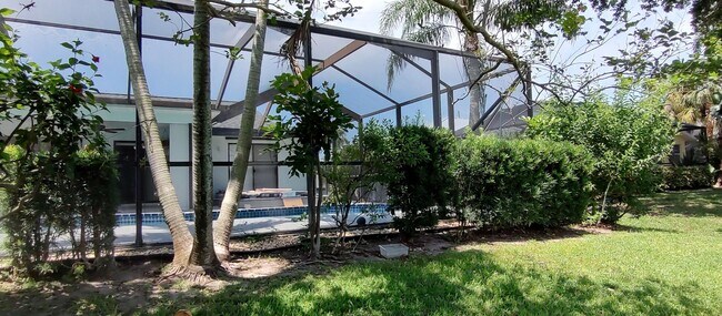 Building Photo - 1132 SE Oriental Ave