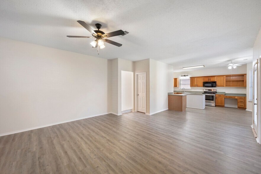 Building Photo - 6917 Club Creek Dr