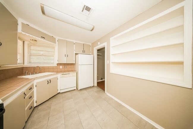 Building Photo - 2204 NW Denver Ave