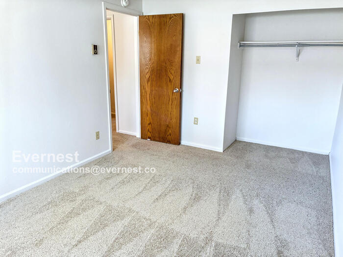 Building Photo - 836 Vanderbilt Ct