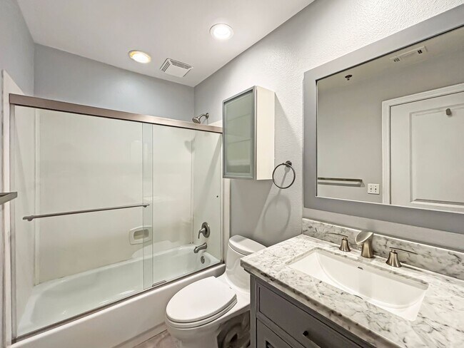 Building Photo - Updated 2B/2BA Condo in Hillcrest W/ Parki...