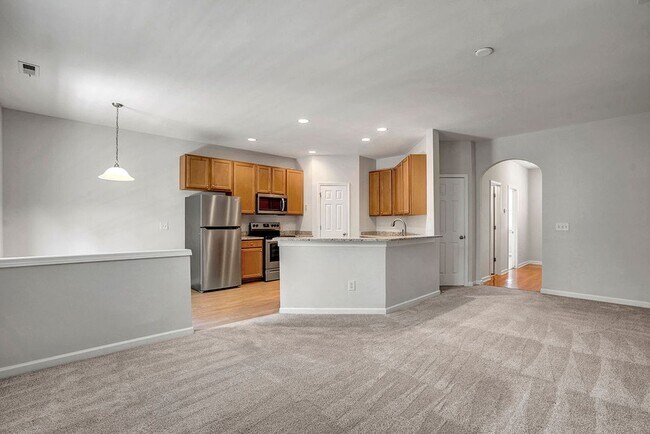 Building Photo - BEAUTIFUL TOWNHOUSE -COMMUNITY POOL-$500 OFF FIRST MONTH'S RENT!!